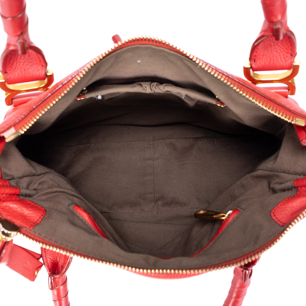 Bolso de hombro mediano Marcie Saddle Piel de becerro granulada roja
