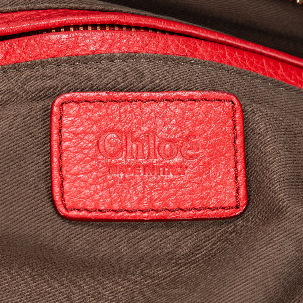 Bolso de hombro mediano Marcie Saddle Piel de becerro granulada roja